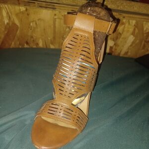 Heart in D heeled buckle sandals